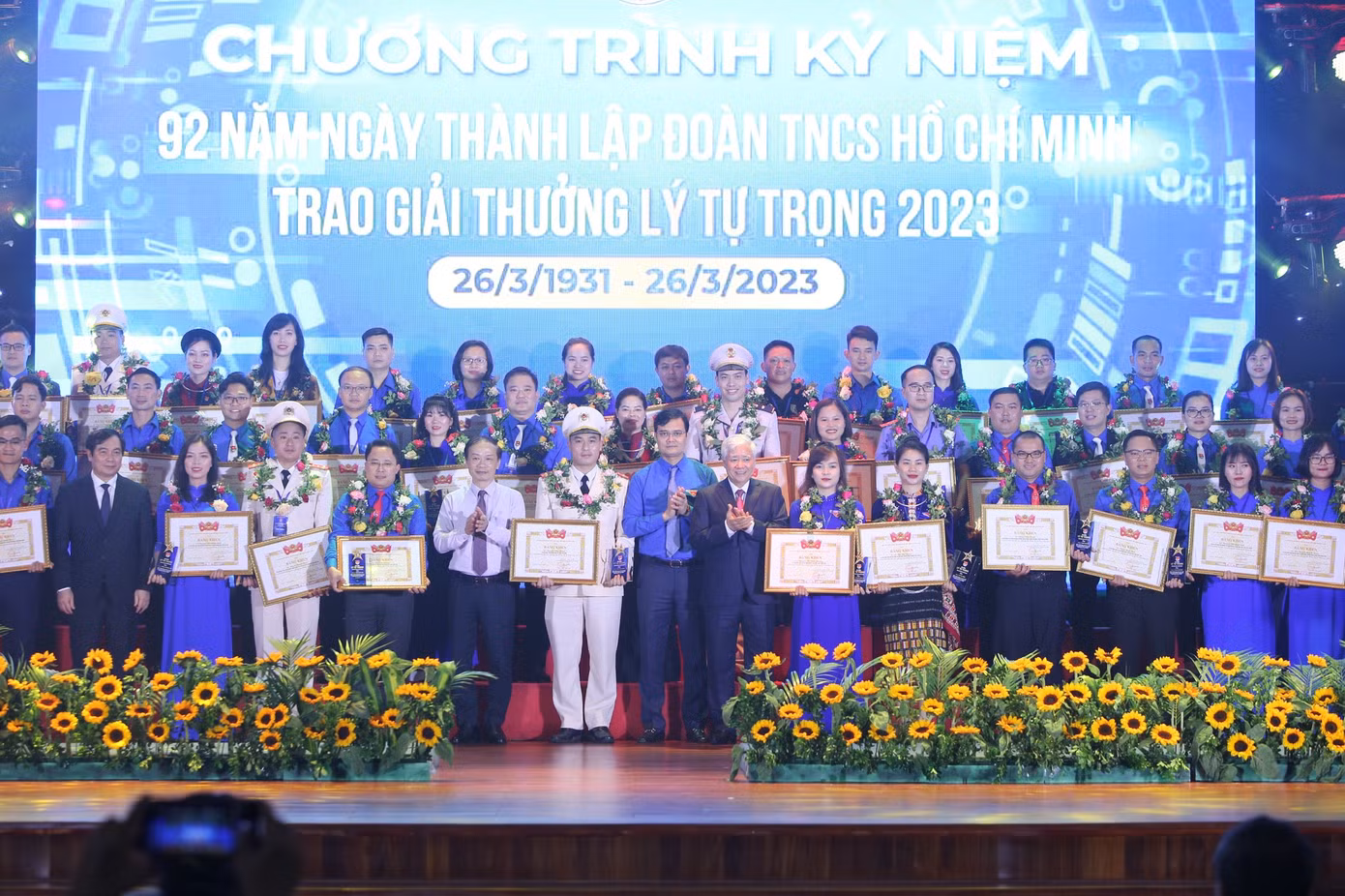 Các cán bộ Đoàn tiêu biểu nhận Giải thưởng Lý Tự Trọng năm 2023. Ảnh: Bảo Anh