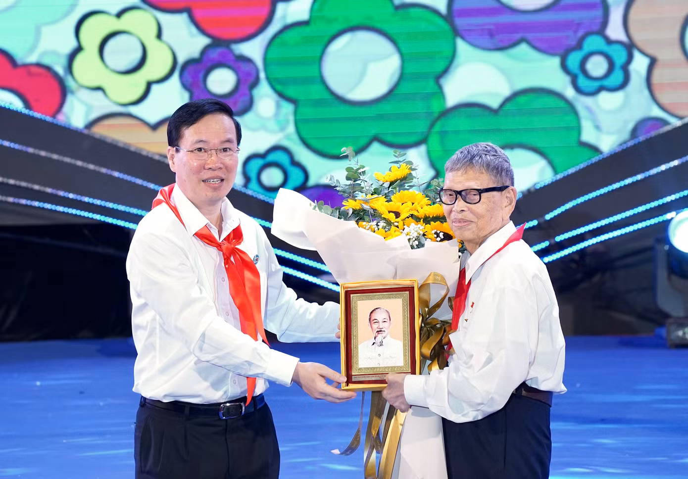 Chủ tịch nước Võ Văn Thưởng tặng hoa chúc mừng Anh hùng lao động, Nhà giáo Nhân dân Nguyễn Đức Thìn - người Tổng phụ trách đội đã khởi xướng phong trào “Nghìn việc tốt”. Chủ tịch nước Võ Văn Thưởng tặng hoa chúc mừng Anh hùng lao động, Nhà giáo Nhân dân Nguyễn Đức Thìn - người Tổng phụ trách đội đã khởi xướng phong trào “Nghìn việc tốt”.
