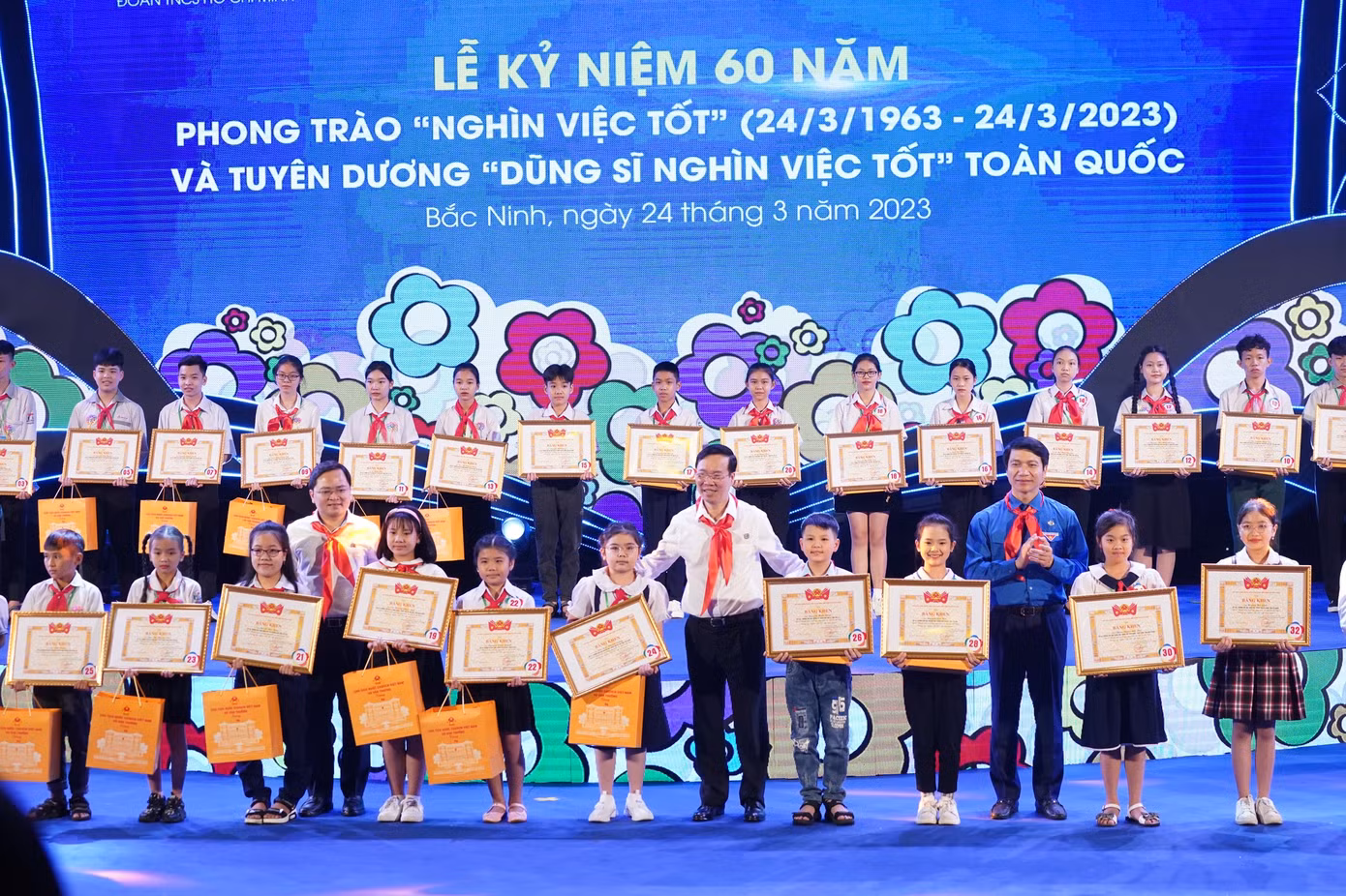 Chủ tịch nước và các đại biểu trao quà cho các em thiếu nhi tại buổi lễ. Chủ tịch nước và các đại biểu trao quà cho các em thiếu nhi tại buổi lễ.