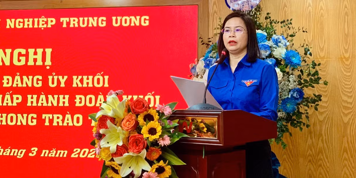 Chị Hoàng Thị Minh Thu, Bí thư Đoàn Khối Doanh nghiệp T.Ư trình bày tóm tắt báo cáo công tác Đoàn và phong trào thanh niên Khối