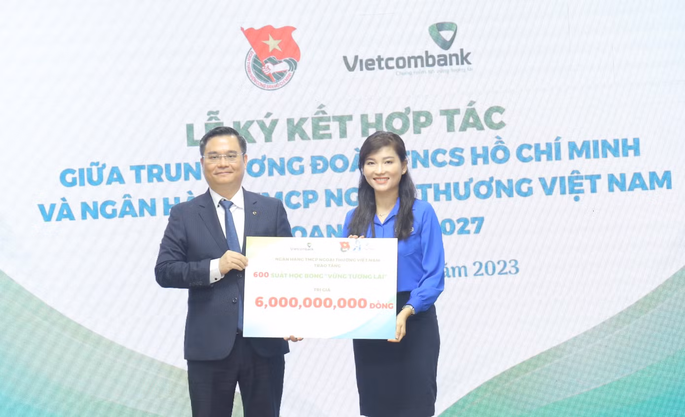 Đại diện lãnh đạo ngân hàng Vietcombank trao biểu trưng trao học bổng "Vững tương lai" trị giá 6 tỷ đồng. Ảnh: Bảo Anh