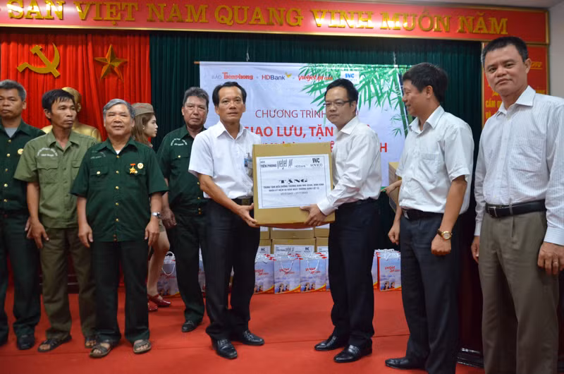 Ông Lê Xuân Vũ, Phó Tổng Giám đốc HDBank thăm hỏi và tặng quà những thương bệnh binh của Trung tâm.