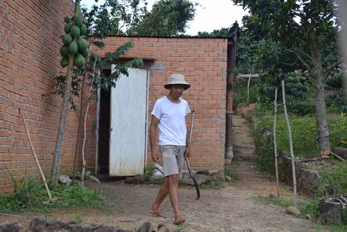 Mang rựa ra dọa nếu ai bước vào cổng