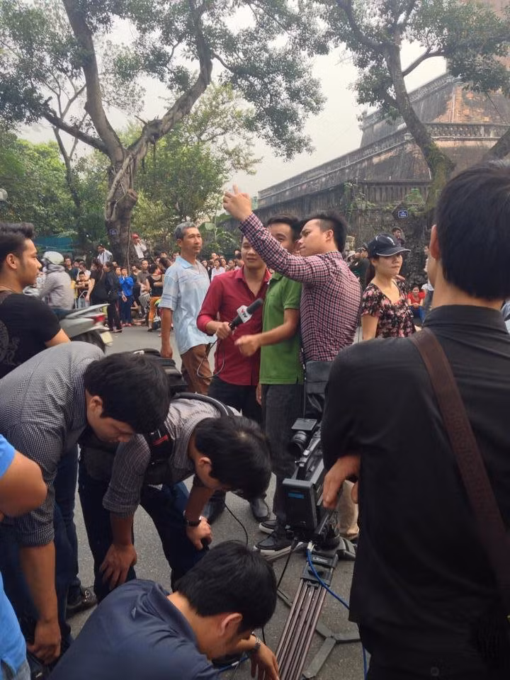 Ba cậu thanh niên đang 'tự sướng', trên tay vẫn cần micro có logo VTV