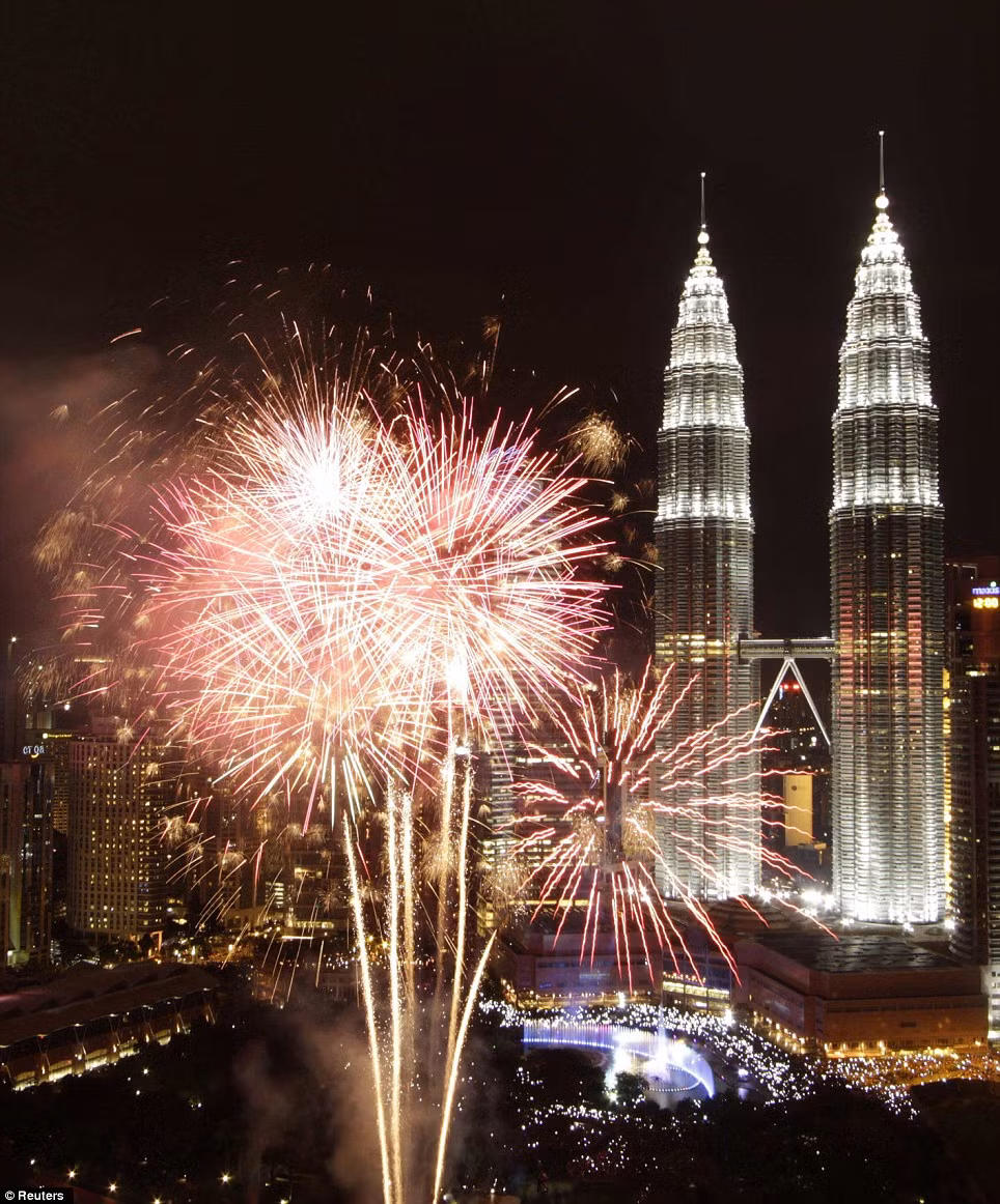 Pháo hoa rực rỡ tại tòa tháp đôi ở Malaysia