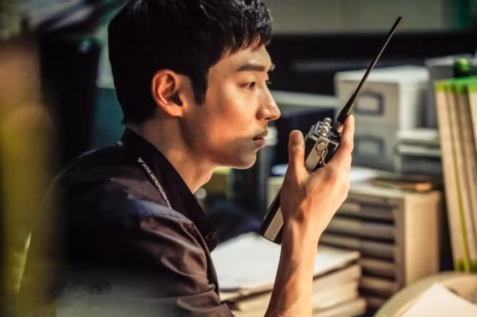 Signal kể câu chuyện về một nhóm thám tử cảnh sát sử dụng chiếc radio kỳ lạ có thể phát sóng từ quá khứ để giải quyết các vụ án bí ẩn. Bộ phim gốc đã nhận được nhiều lời khen ngợi nhờ cốt truyện hấp dẫn và diễn xuất mạnh mẽ của dàn 'sao' Lee Je Hoon, Jo Jin Woong và Kim Hye Soo.