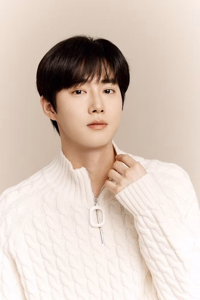 Suho đã có một năm 2023 vô cùng thành công và The Crown Prince Has Disappeared là lần đầu tiên nam thần tượng thử sức với phim cổ trang. Suho đã có một năm 2023 vô cùng thành công và The Crown Prince Has Disappeared là lần đầu tiên nam thần tượng thử sức với phim cổ trang.