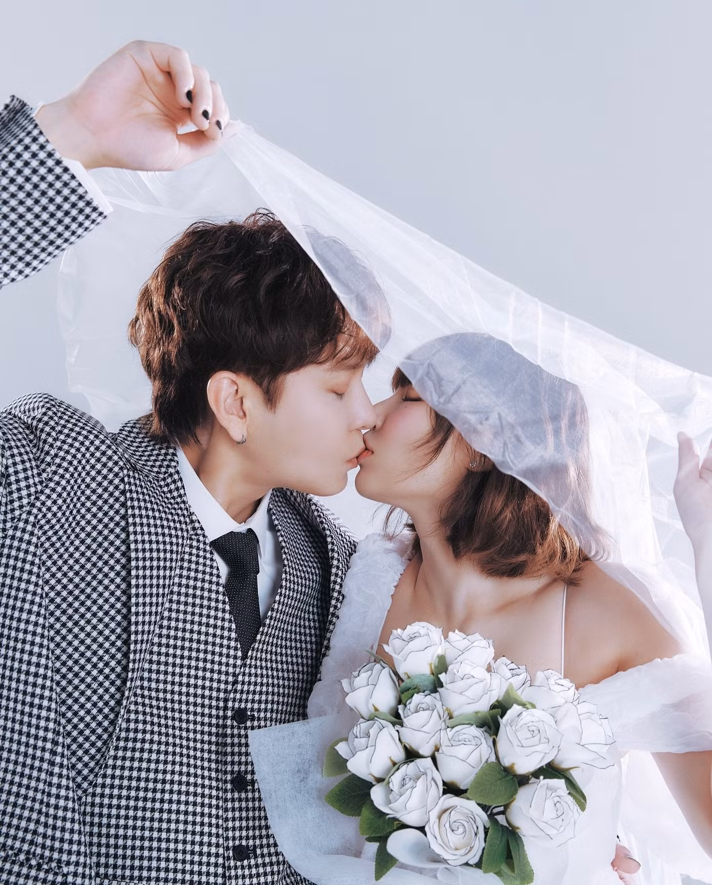 Sau khi cặp đôi tung bộ ảnh cưới, Knet ngay lập tức 'dậy sóng' về danh sách khách mời nổi tiếng trong đám cưới của họ. Việc đến dự đám cưới của 'cặp đôi tai tiếng' rất có thể khiến các 'sao' bị chỉ trích theo.