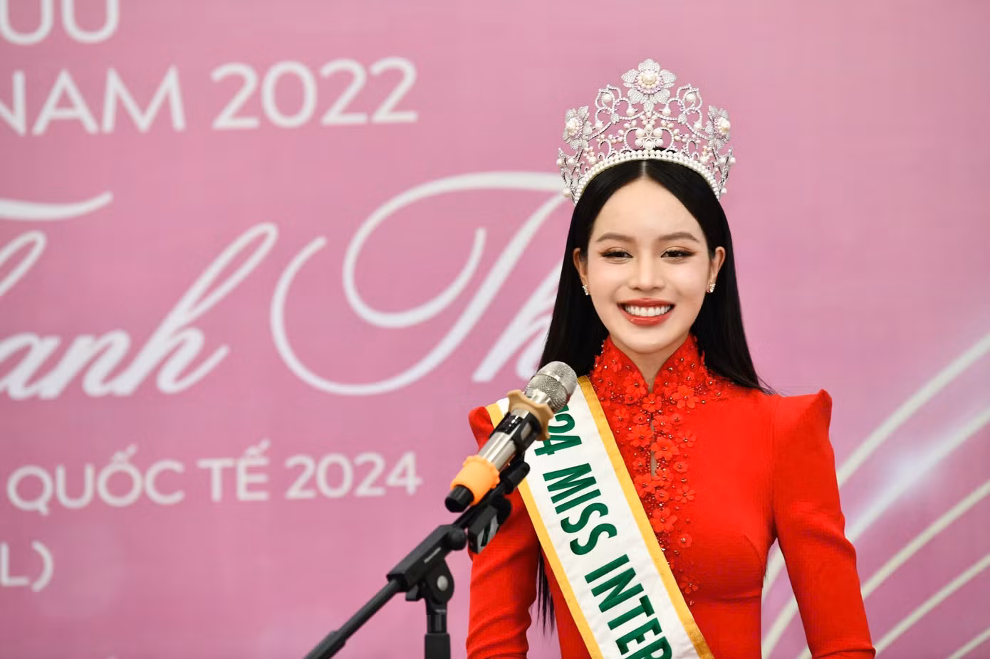 Hoa hậu Thanh Thủy gửi lời cảm ơn Ban tổ chức Hoa hậu Việt Nam đã trao cho mình cho danh hiệu cao quý, trao cho Thanh Thủy cơ hội mang nét đẹp người con gái Việt, truyền thống văn hóa Việt ra quốc tế. (Ảnh: Trọng Tài)