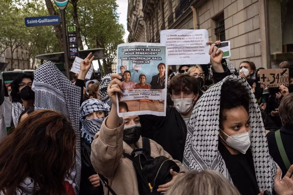 Sinh viên biểu tình bên ngoài trường ĐH Science Po ở Paris, Pháp ngày 3/5. Ảnh: Natalia Campos.