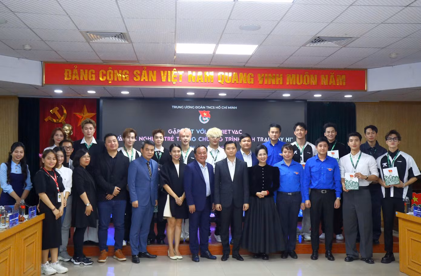 Anh Nguyễn Minh Triết tặng quà cho các “anh trai” tại buổi gặp mặt.