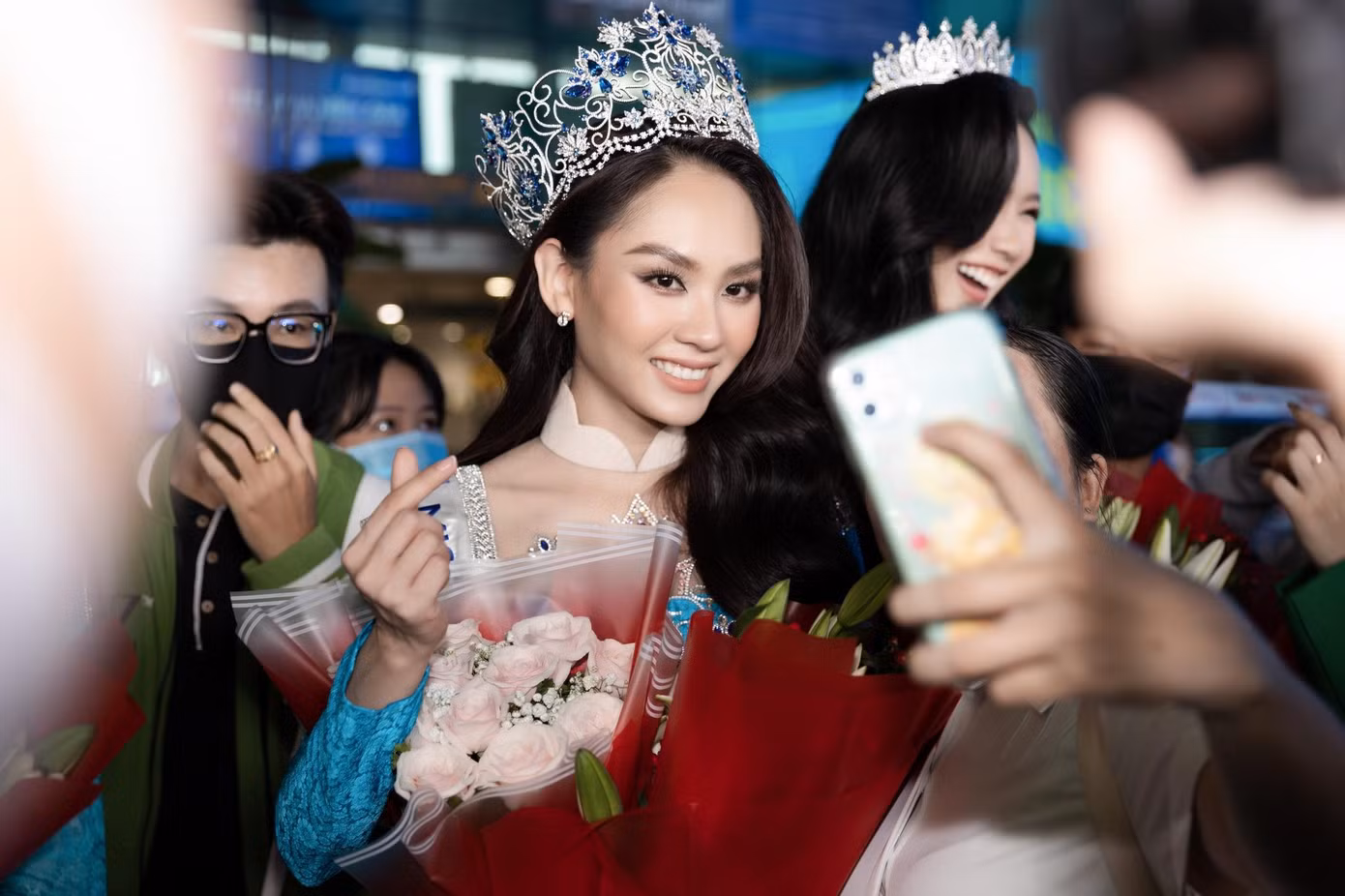 Hoa hậu Mai Phương và hai Á hậu được chào đón khi xuống sân bay ở Tp.HCM.