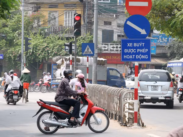 Cắt ngang đường bất chấp nguy hiểm tới tính mạng
