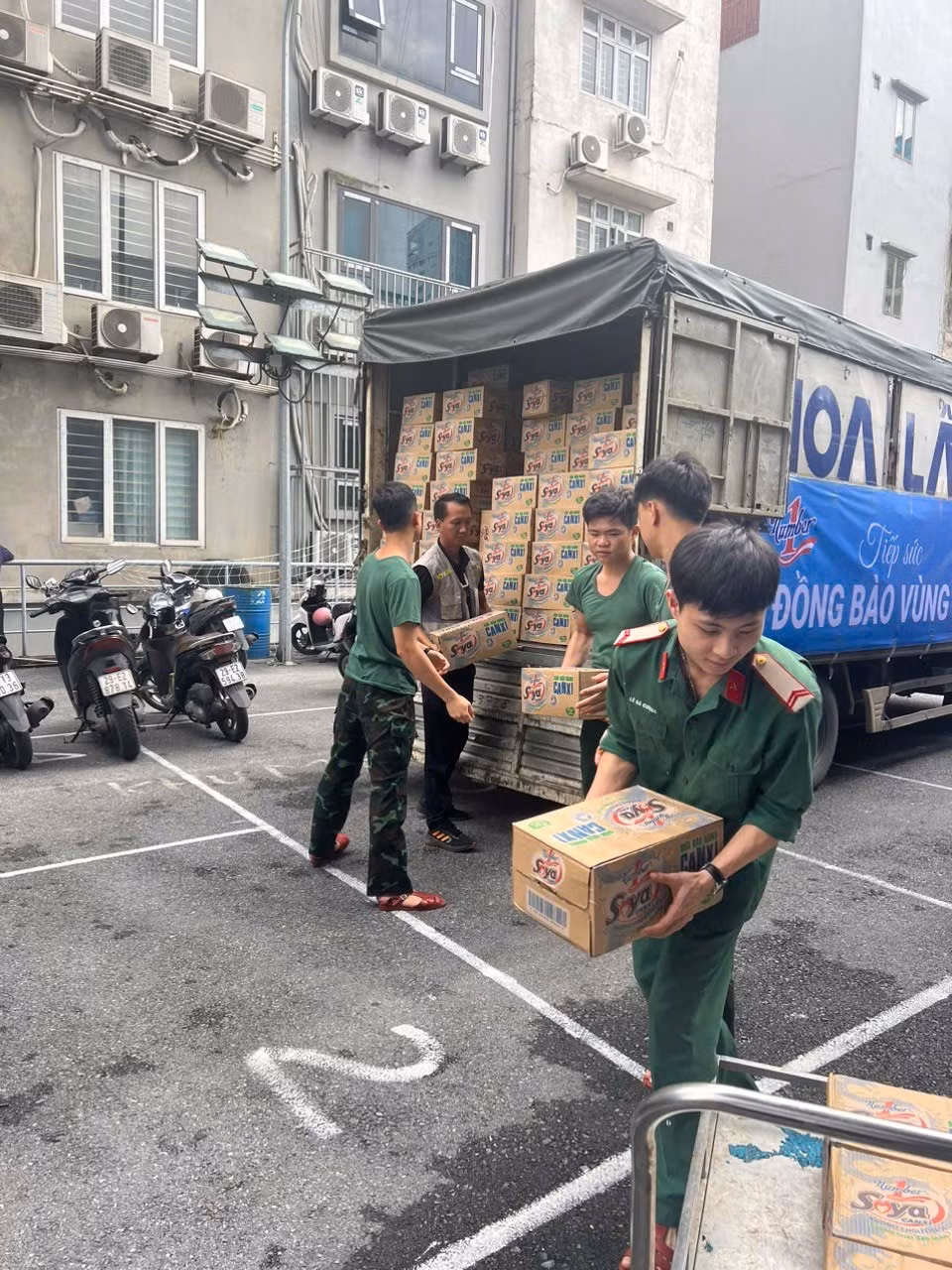 Các đơn vị quân đội tiếp nhận các sản phẩm thức uống tốt cho sức khỏe của Tân Hiệp Phát để giúp người dân vùng lũ tiếp thêm năng lượng, tăng cường sức khỏe trước những khó khăn, thách thức để sớm ổn định cuộc sống.