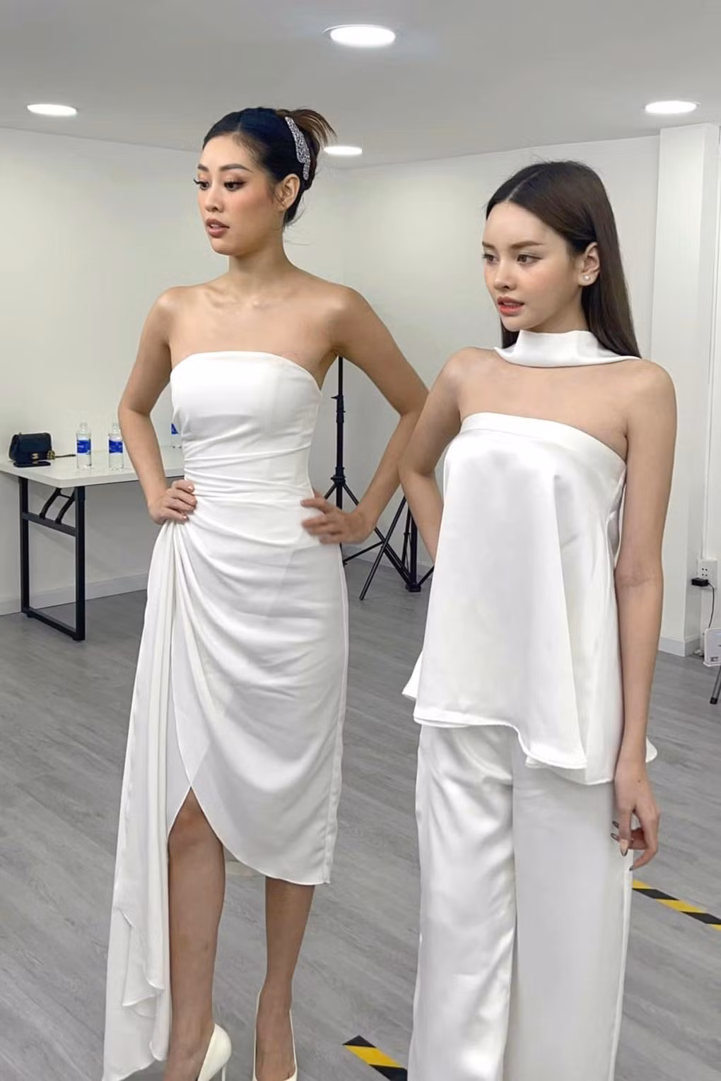 Người đẹp dành thời gian tập luyện catwalk với "cô giáo" Khánh Vân.