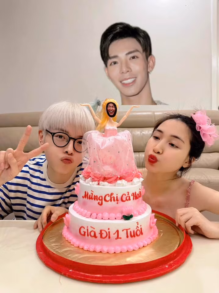 "Bé út đi Mỹ lưu diễn nên cũng không thể thiếu trong ngày trọng đại này" - Đức Phúc chia sẻ. Sau đó, nam ca sĩ cùng Hòa Minzy và "Erik mô hình" đã cùng nhau thổi bánh sinh nhật.