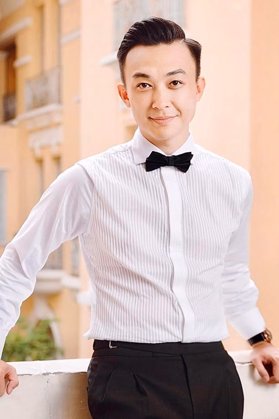 Phan Tô Ny - chồng sắp cưới của Lê Âu Ngân Anh gây ấn tượng với ngoại hình điển trai và phong cách lịch lãm.