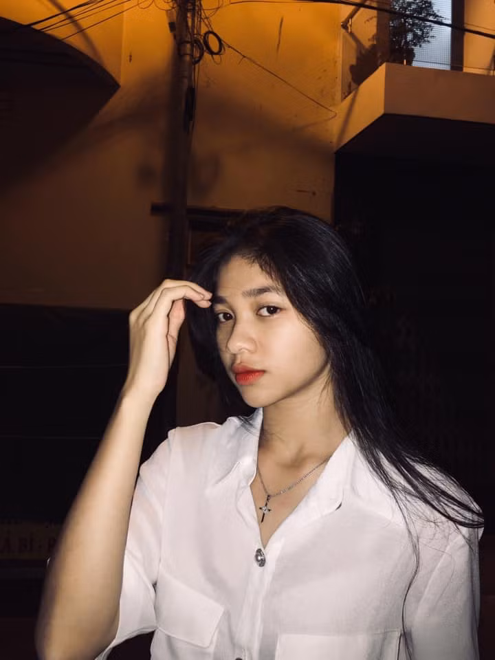 Làn da trắng mịn cùng đường nét sắc sảo là lợi thế giúp Huỳnh Minh Kiên tự tin "flex" mặt mộc.