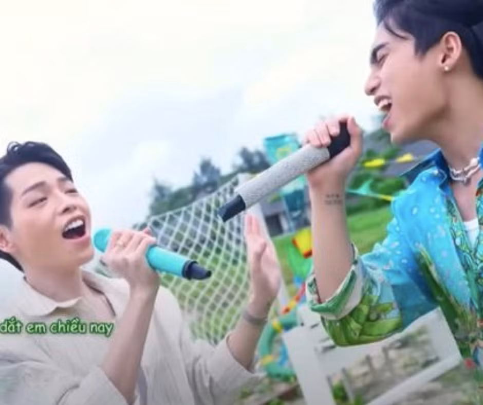 Trước đó, MONO từng biểu diễn chung với Đức Phúc.
