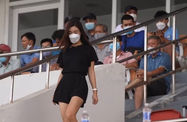 Lần đầu xuất hiện công khai với thiếu gia Đỗ Vinh Quang, người đẹp sinh năm 1996 gây chú ý khi đeo mẫu đồng hồ Patek Philippe 5067A có giá khoảng 1,2 tỷ đồng.