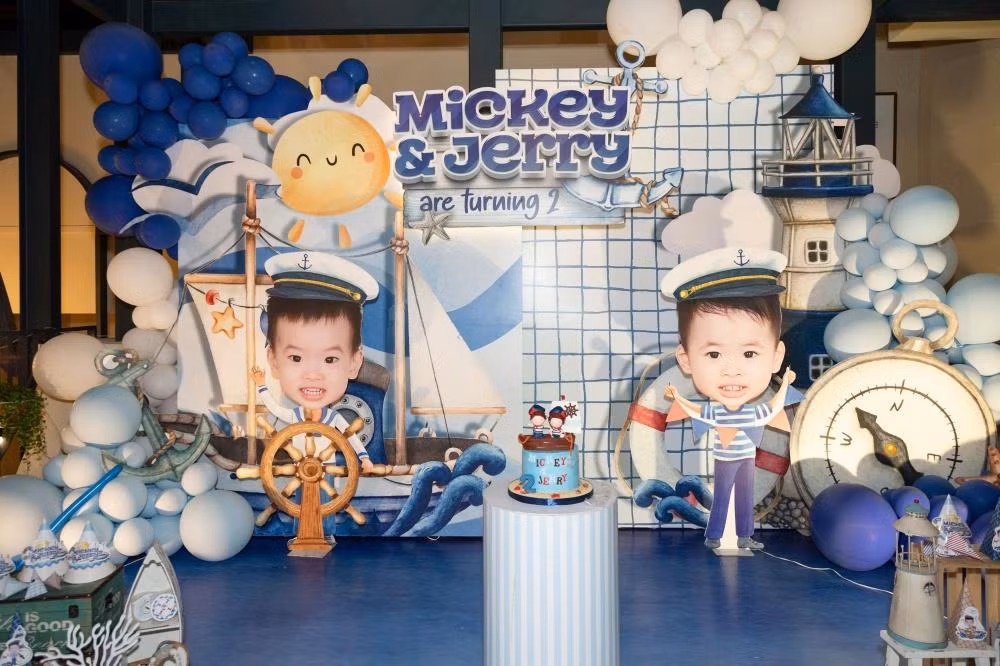 Tiệc sinh nhật lấy ý tưởng là một con tàu khổng lồ và hai nhóc tỳ Micky - Jerry là 2 thủy thủ. Tiệc sinh nhật lấy ý tưởng là một con tàu khổng lồ và hai nhóc tỳ Micky - Jerry là 2 thủy thủ.