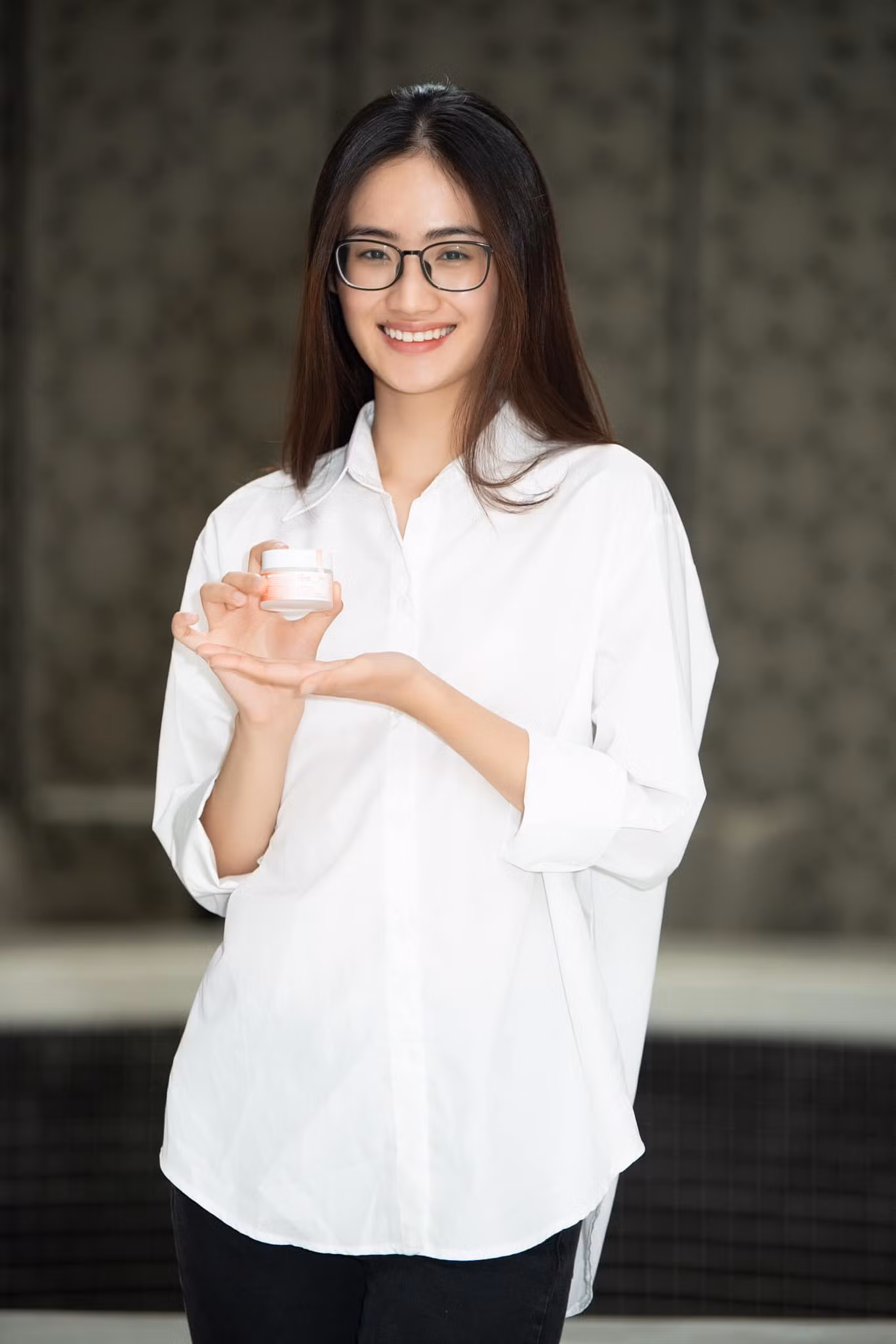 Huỳnh Trần Ý Nhi sở hữu làn da trắng mịn, căng bóng và không có khuyết điểm.