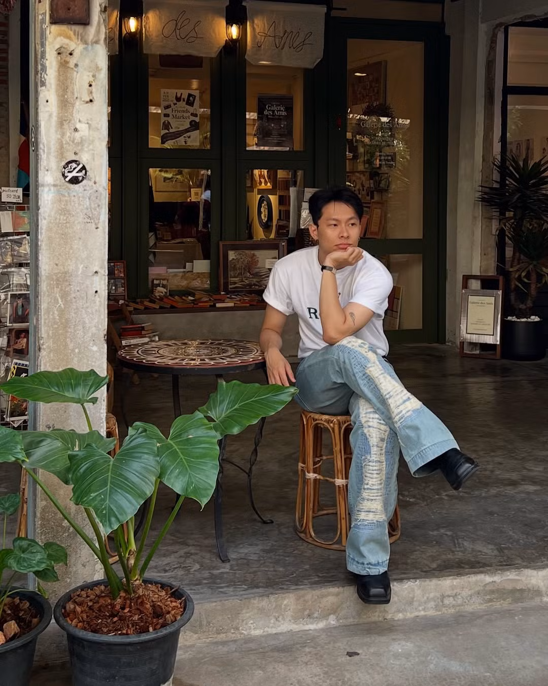 Giao diện đời thường của "Hai Khang": Áo thun trắng kết hợp cùng jeans suông cách điệu và giày tây đen.