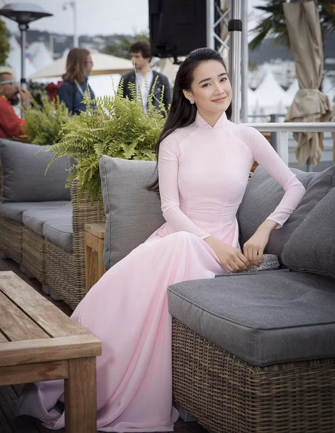 Người đẹp chọn áo dài hồng thanh lịch trong hội thảo tại Cannes.