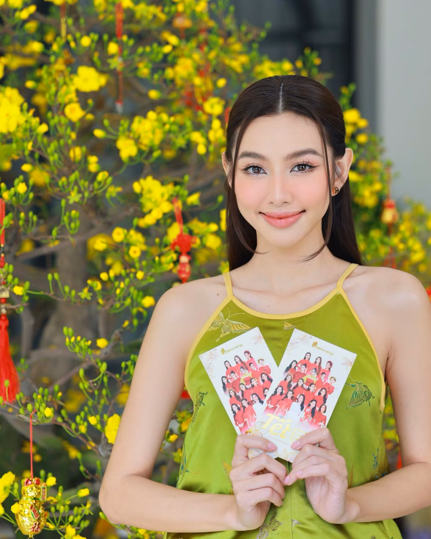 Cách buộc tóc một phần ba kết hợp layout makeup trẻ trung.
