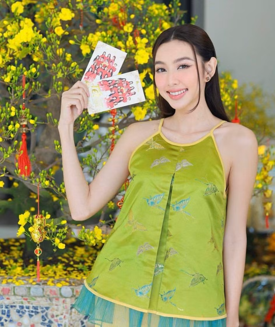 Kiểu áo yếm thời thượng với màu xanh cỏ non giúp Thùy Tiên nổi bần bật dịp đầu năm mới.