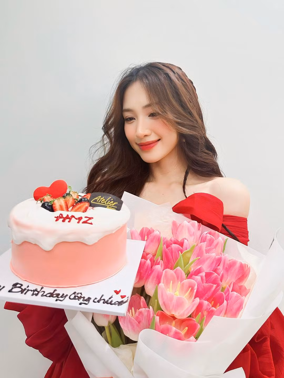Nữ ca sĩ "thả dáng" cùng hoa, quà và bánh sinh nhật được mọi người gửi tặng.