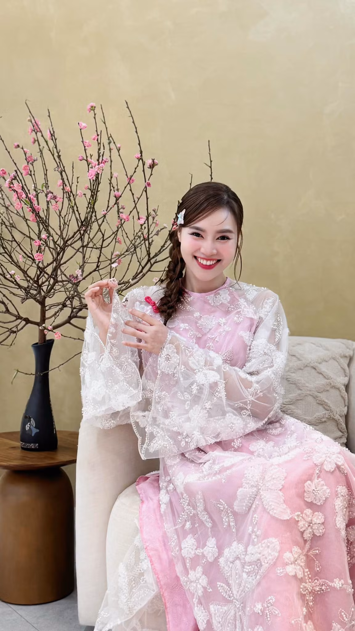 "Chị đẹp" Ninh Dương Lan Ngọc diện áo dài, chụp ảnh cùng hoa đào chuẩn vibe "nàng thơ".
