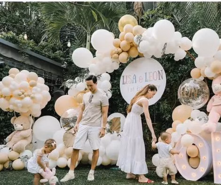 Hộp đèn chữ "ONE'' giúp tạo thêm ánh sáng cho tổng thể background tiệc. Hộp đèn chữ "ONE'' giúp tạo thêm ánh sáng cho tổng thể background tiệc.