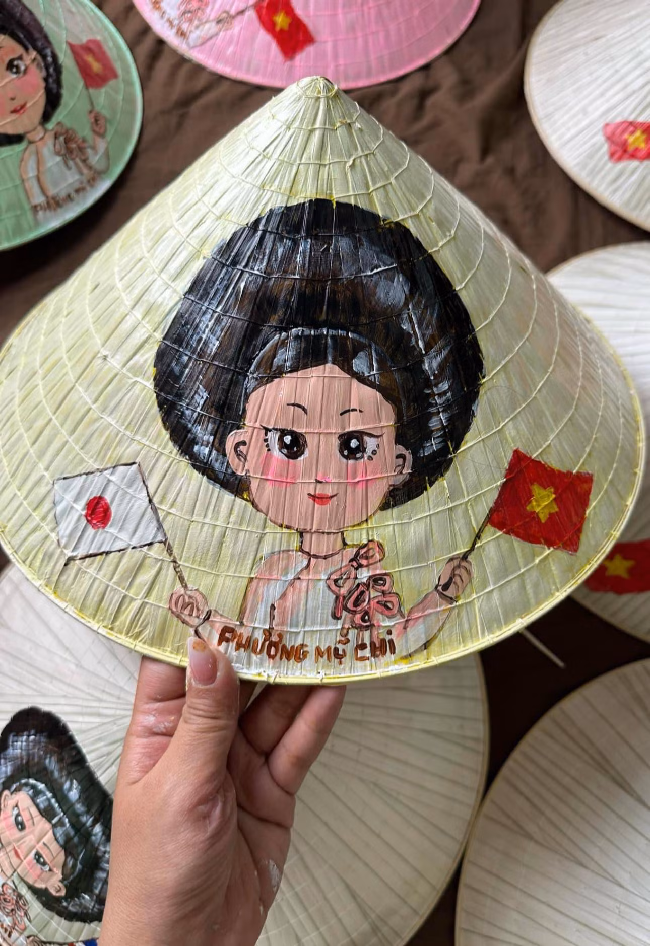 Món quà lưu niệm đặc biệt của Phương Mỹ Chi dành cho bạn bè quốc tế. Nguồn ảnh: FBNV. Món quà lưu niệm đặc biệt của Phương Mỹ Chi dành cho bạn bè quốc tế. Nguồn ảnh: FBNV.