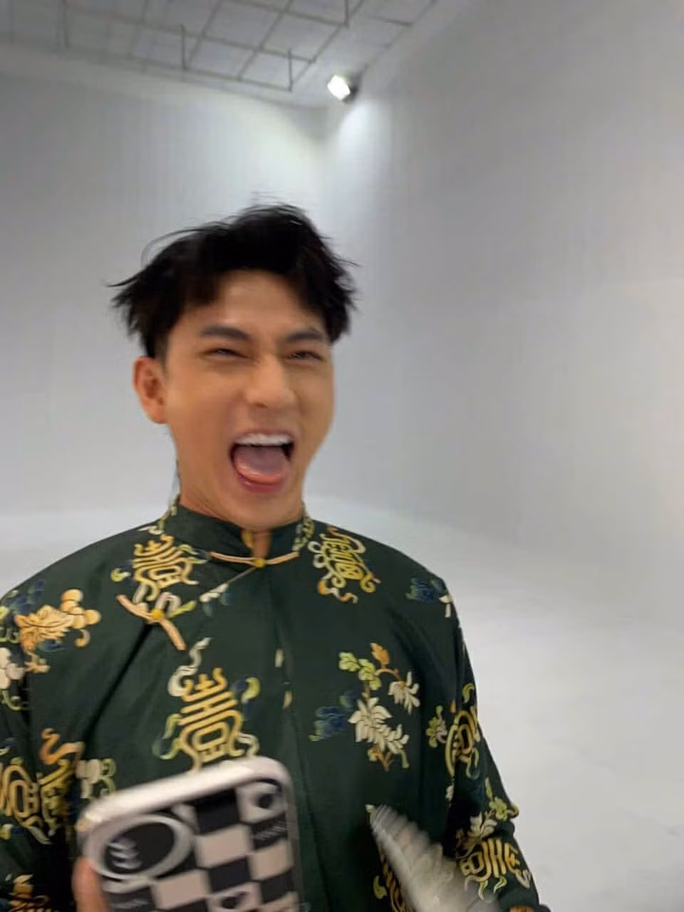 Isaac bị "dìm" nhưng không "chìm".