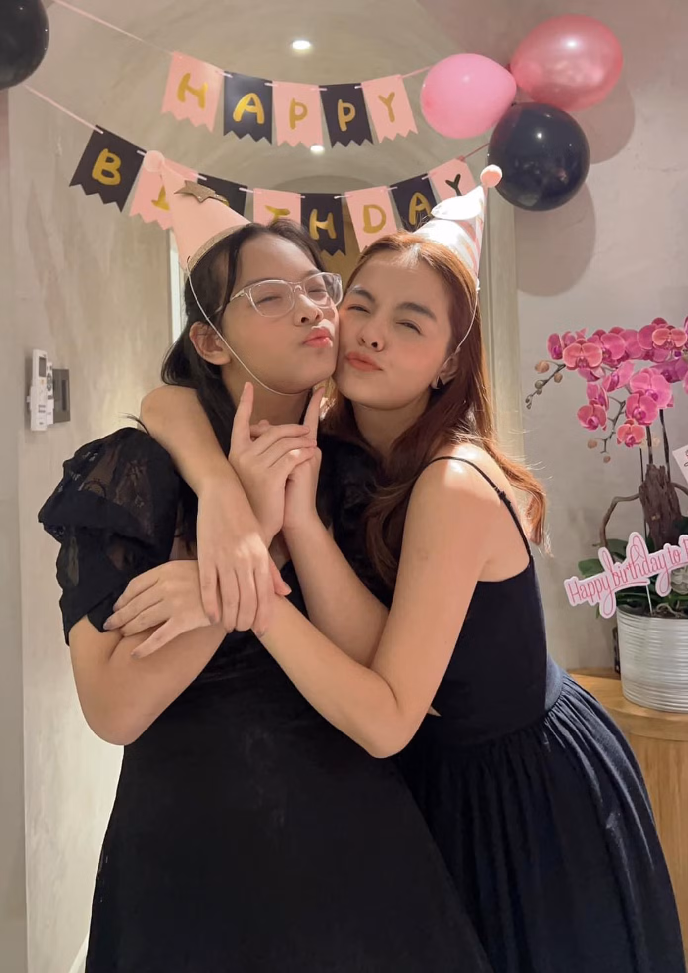 Tuệ Lâm được mẹ tiết lộ có tính cách chu đáo, thường xuyên giúp mẹ chăm sóc các em.