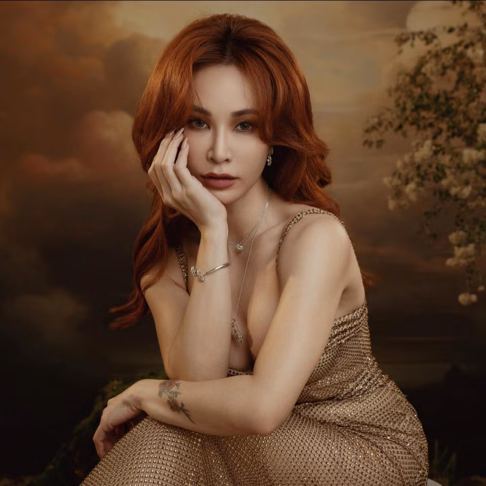 7 năm kể từ album phòng thu gần nhất - Portrait (2017) và 3 năm kể từ single Giữa Đại Lộ Đông Tây (2021), Uyên Linh mới quyết định ra mắt một sản phẩm mới.