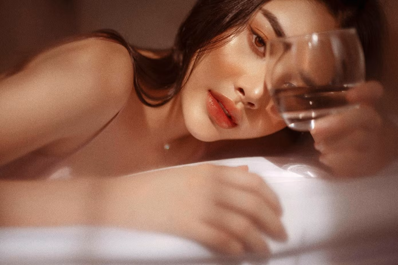 Lối trang điểm nhẹ nhàng với tông cam đào nhấn vào mắt và môi giúp vẻ ngoài của Đan Tiên thêm sắc sảo mà vẫn giữ được nét trẻ trung, ngọt ngào.