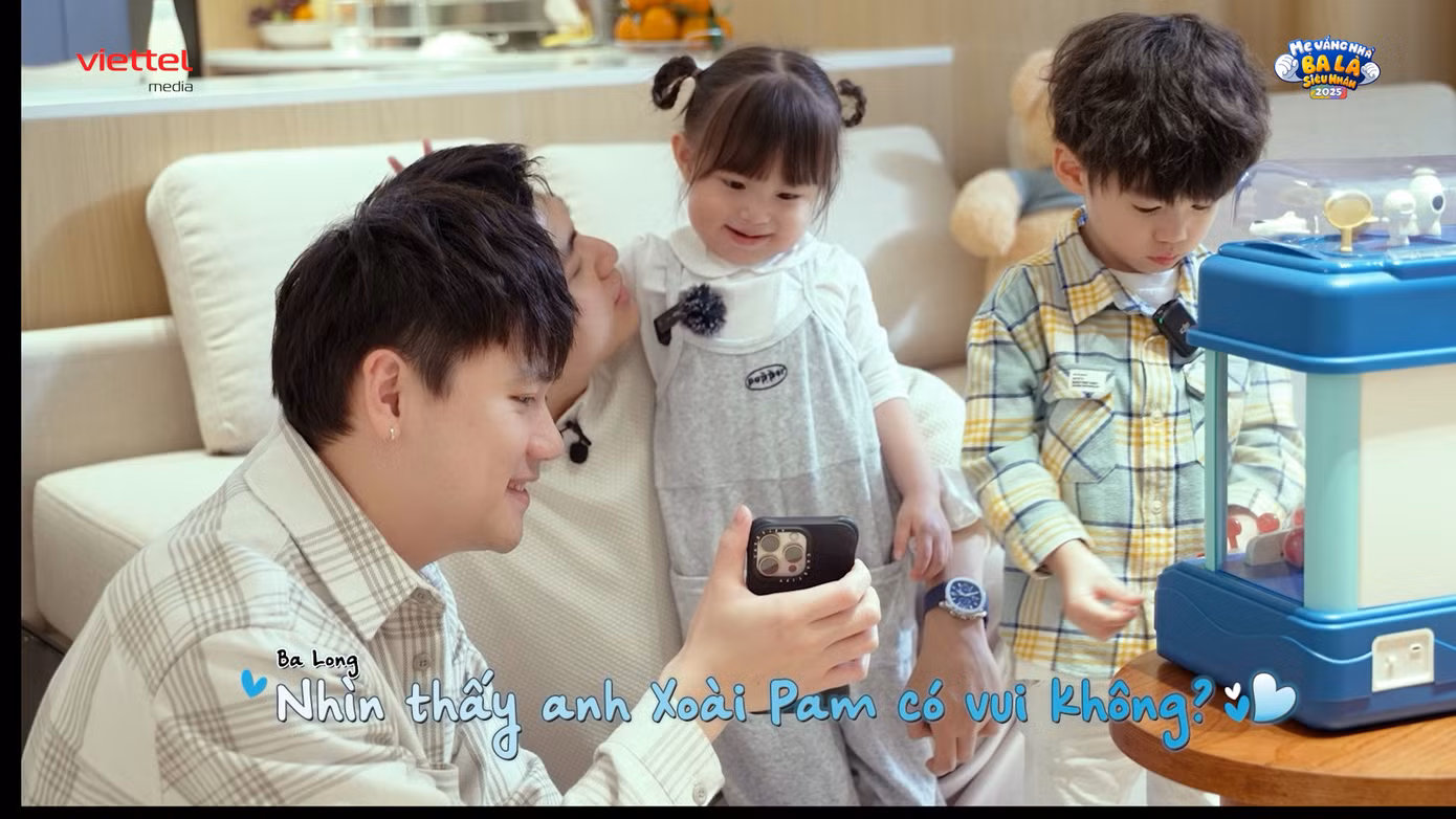 Biểu cảm "cưng xỉu" của Pam Yêu Ơi khi được nói chuyện điện thoại với anh Xoài.
