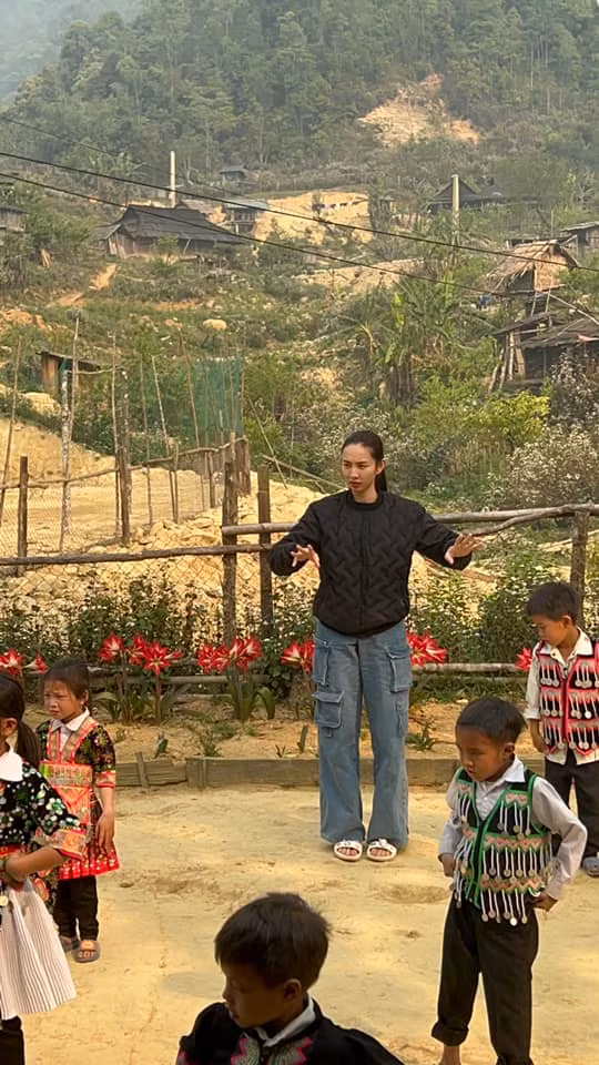 Hoa hậu Thùy Tiên tập thể dục cùng các em nhỏ.