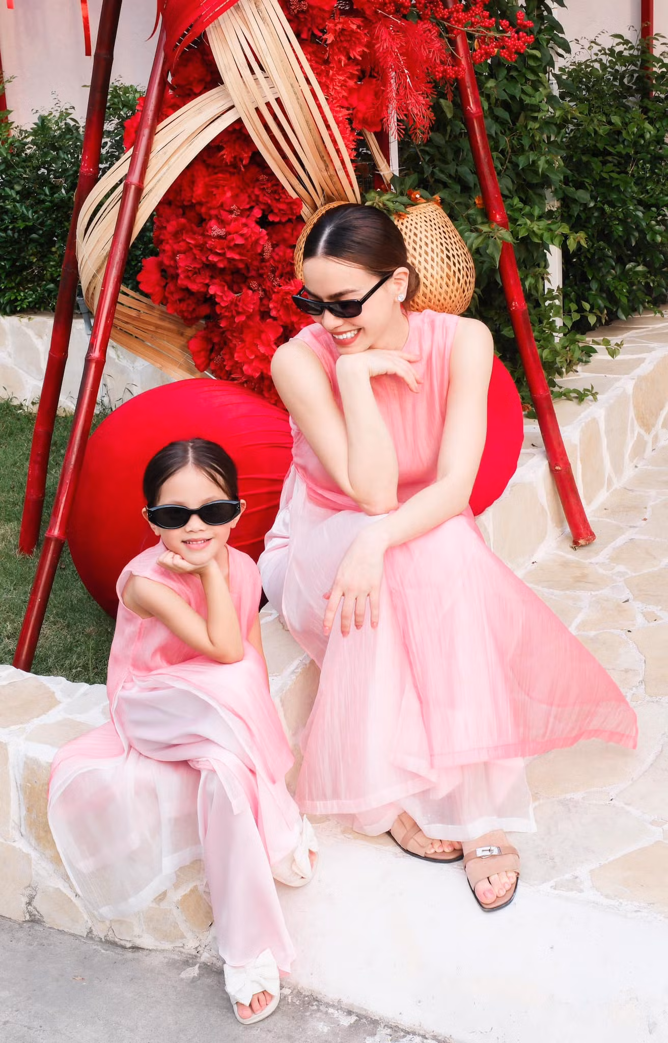 Hồ Ngọc Hà khoe ảnh Tết sành điệu chụp cùng con gái Lisa.