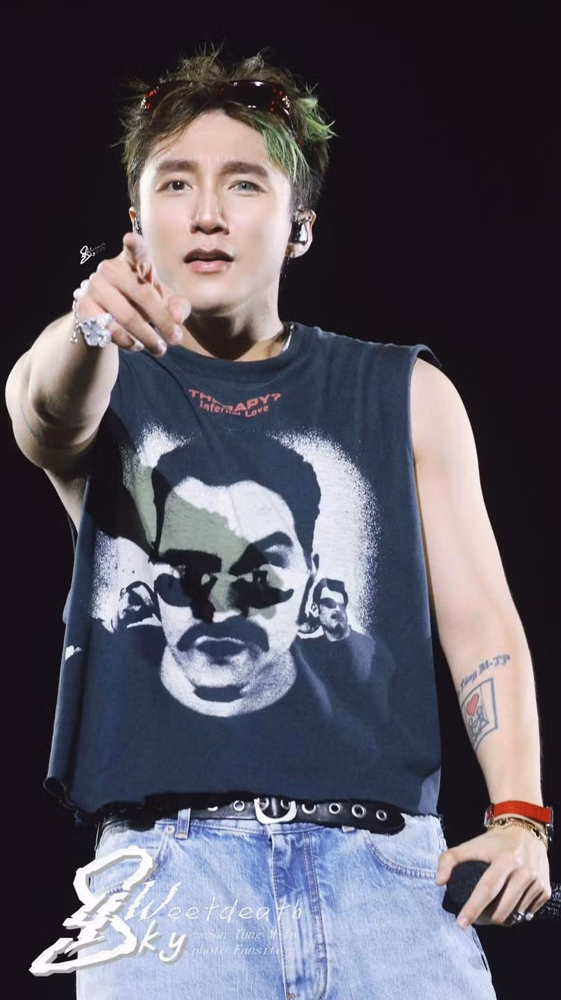 Xuất hiện với giao diện mới và trình diễn siêu hit Em Của Ngày Hôm Qua, Sơn Tùng M-TP nhanh chóng leo Xu hướng TikTok. Xuất hiện với giao diện mới và trình diễn siêu hit Em Của Ngày Hôm Qua, Sơn Tùng M-TP nhanh chóng leo Xu hướng TikTok.