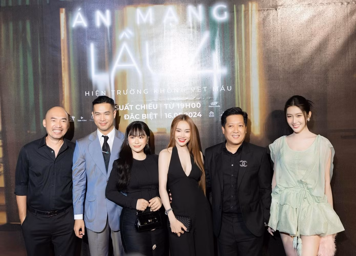 Thúy Ngân cùng gia đình 7 Nụ tại thảm đỏ phim điện ảnh Án Mạng Lầu 4.