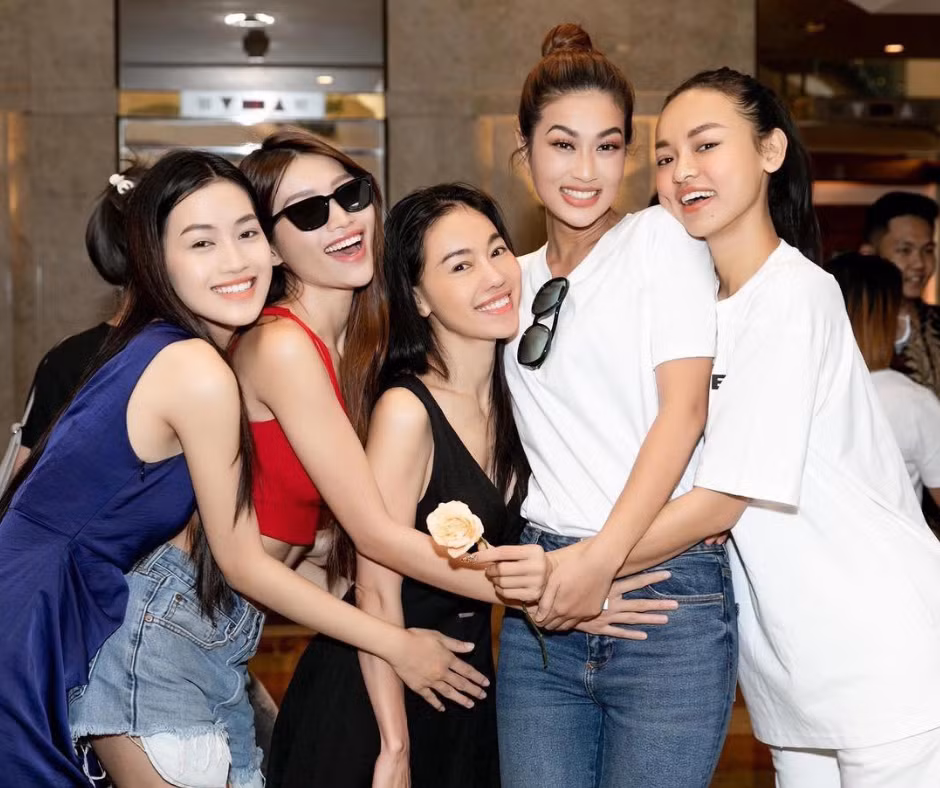Quỳnh Châu kỳ vọng Thiên Ân sẽ mang về một vương miện nữa cho Việt Nam tại đấu trường Miss Grand International năm nay. Quỳnh Châu kỳ vọng Thiên Ân sẽ mang về một vương miện nữa cho Việt Nam tại đấu trường Miss Grand International năm nay.