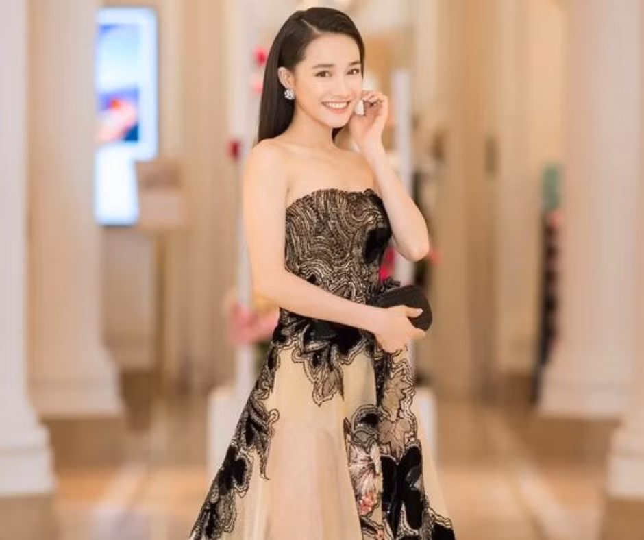 Nhã Phương diện thiết kế đen chất liệu ren khi tham gia các hoạt động bên lề LHP Cannes.