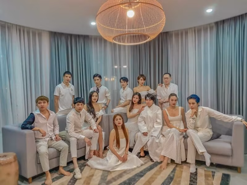 "Gia đình văn hóa" được ngưỡng mộ với tình bạn thân thiết hơn một thập kỷ. "Gia đình văn hóa" được ngưỡng mộ với tình bạn thân thiết hơn một thập kỷ.
