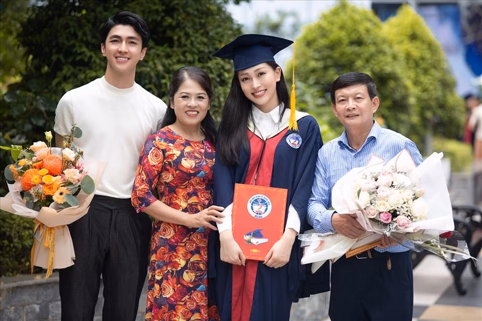 Bố mẹ Phương Nga và bạn trai đều có mặt để chúc mừng người đẹp. Bố mẹ Phương Nga và bạn trai đều có mặt để chúc mừng người đẹp.