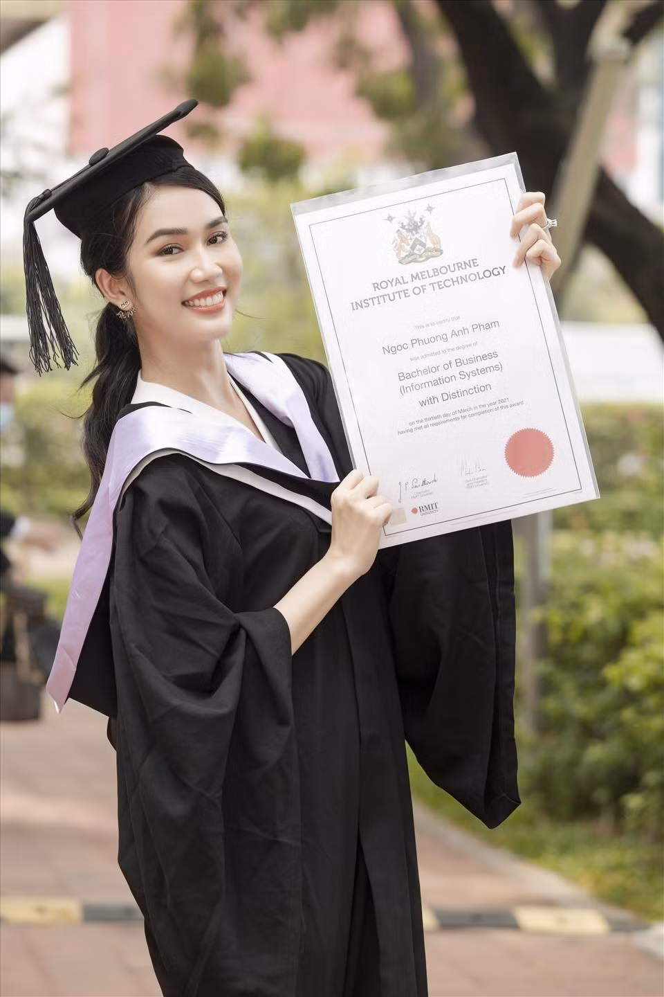 "Á hậu học giỏi" Phương Anh xinh đẹp trong ngày nhận bằng tốt nghiệp tại trường ĐH RMIT. "Á hậu học giỏi" Phương Anh xinh đẹp trong ngày nhận bằng tốt nghiệp tại trường ĐH RMIT.