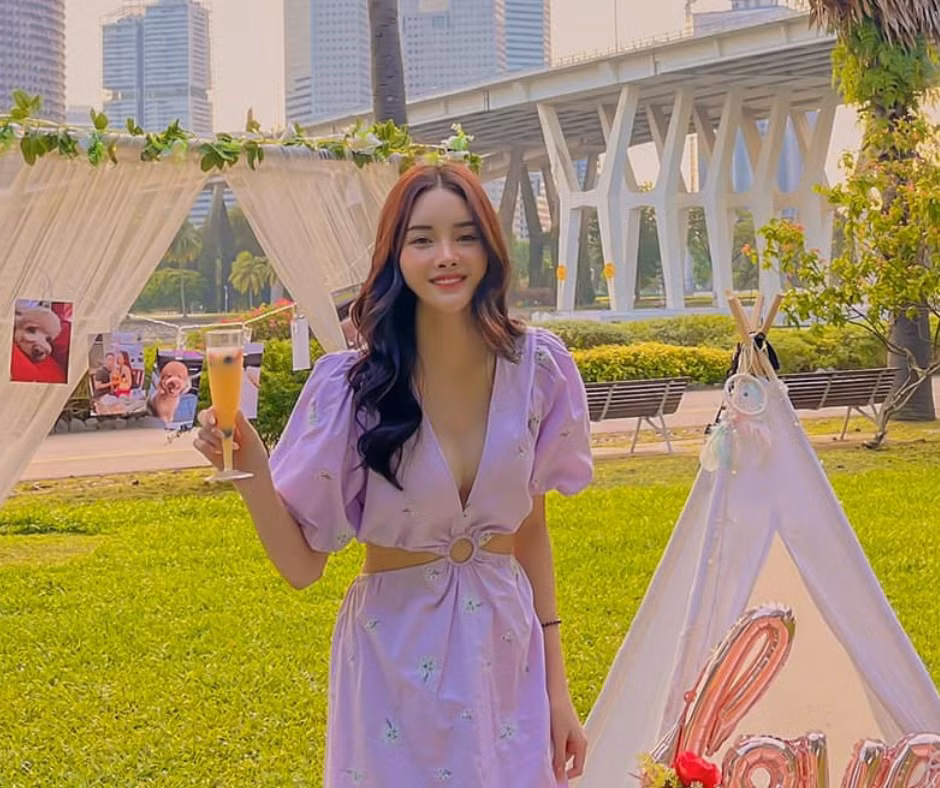 Những item cắt xẻ tinh tế với màu sắc nhẹ nhàng giúp Đan Tiên sở hữu vẻ ngoài cuốn hút.