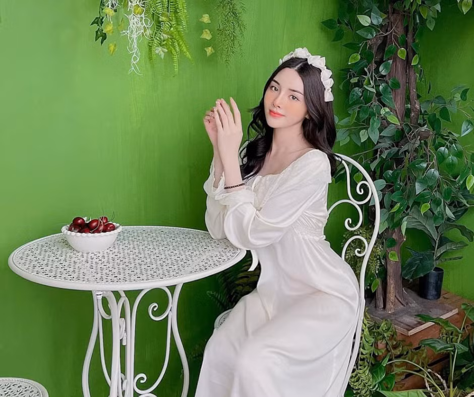 Mỹ nhân Gen Z chuộng những mẫu đầm có thiết kế đơn giản mà vẫn tôn dáng.